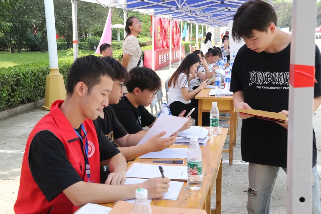 華翔學(xué)院新生報(bào)到，迎新啦！